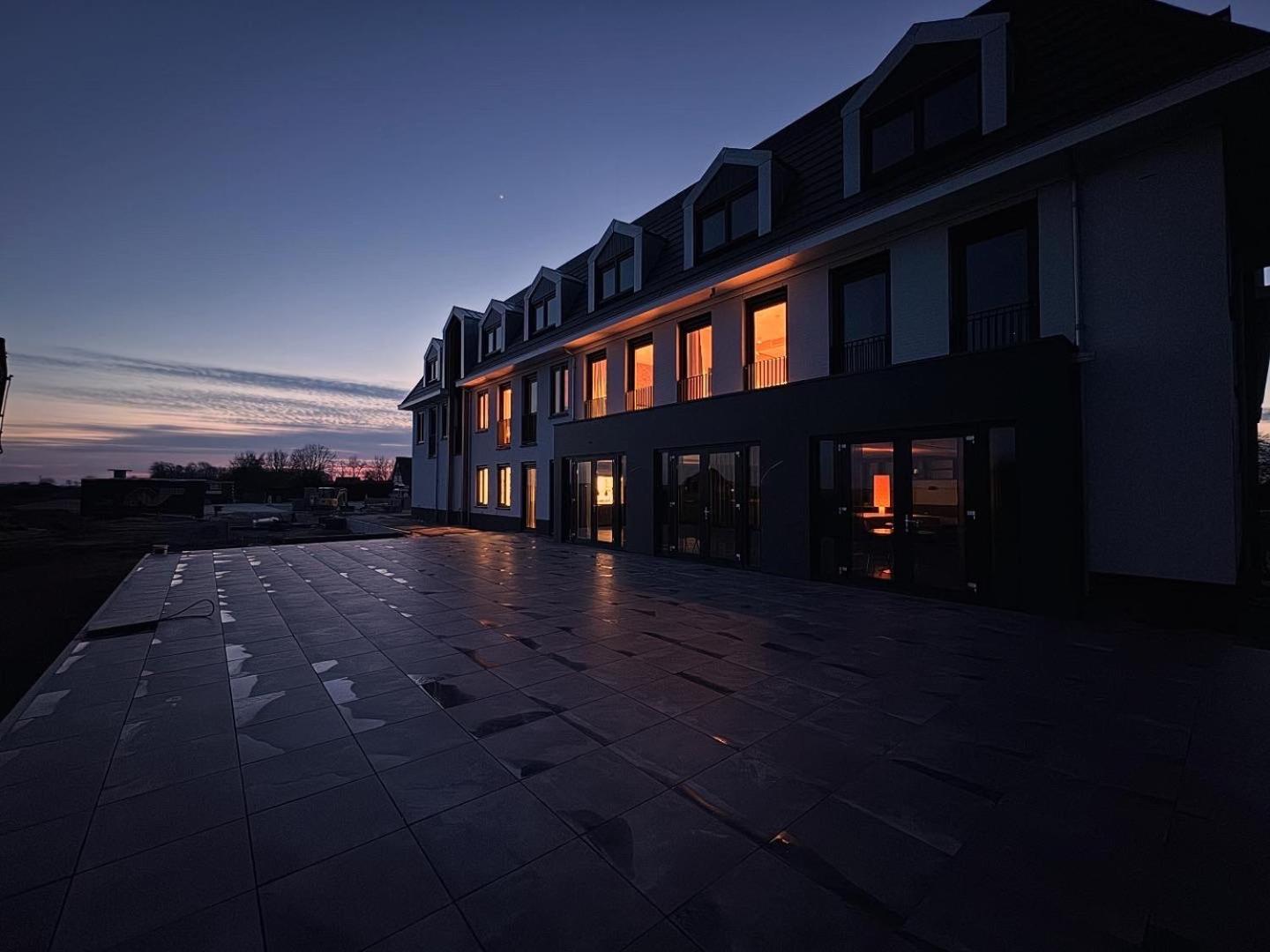Eilandhotel Texel De Cocksdorp  Exterior photo The hotel at night